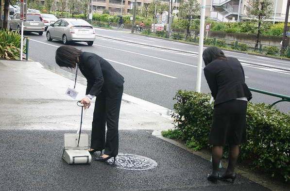 朝一から街の清掃をしてくれているお兄さんお姉さんでもこれだけは・・・ 