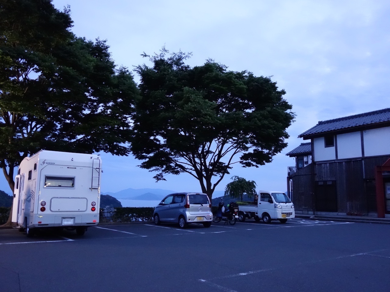 車中泊一泊目は「道の駅 舟屋の里 伊根」商店でビール買ってきた