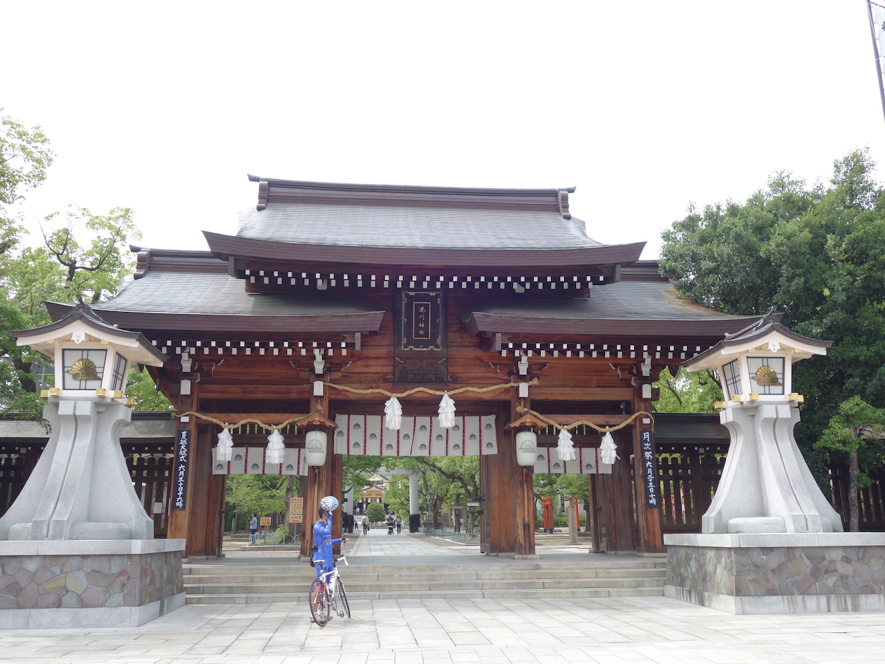 大都会神戸！ムリヤリ最後の観光スポットにした湊川神社で結婚式してたよ！