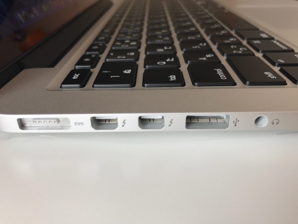 電源周りとロジックボードが壊れたMacBookPro13が修理から戻ってきた