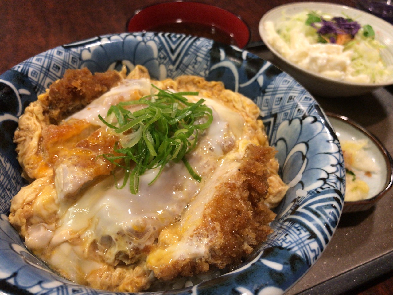 カツ丼の看板がやたら目を引いたので入ってみた！姫路のカツ丼屋さん「カツ善」