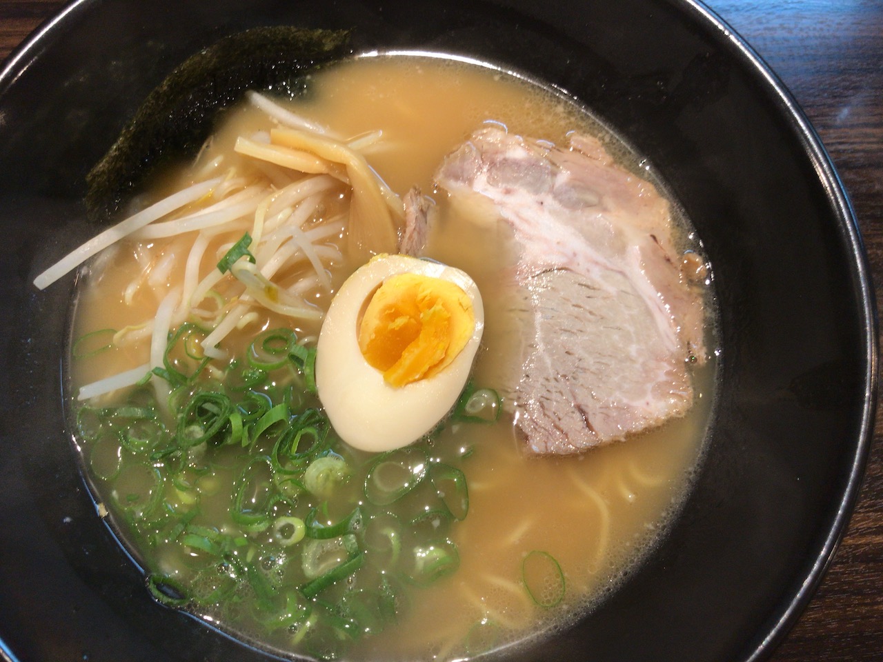 姫路駅から姫路城の間ぐらいにあるラーメン屋「湘南らあめん 頂（いただき）」