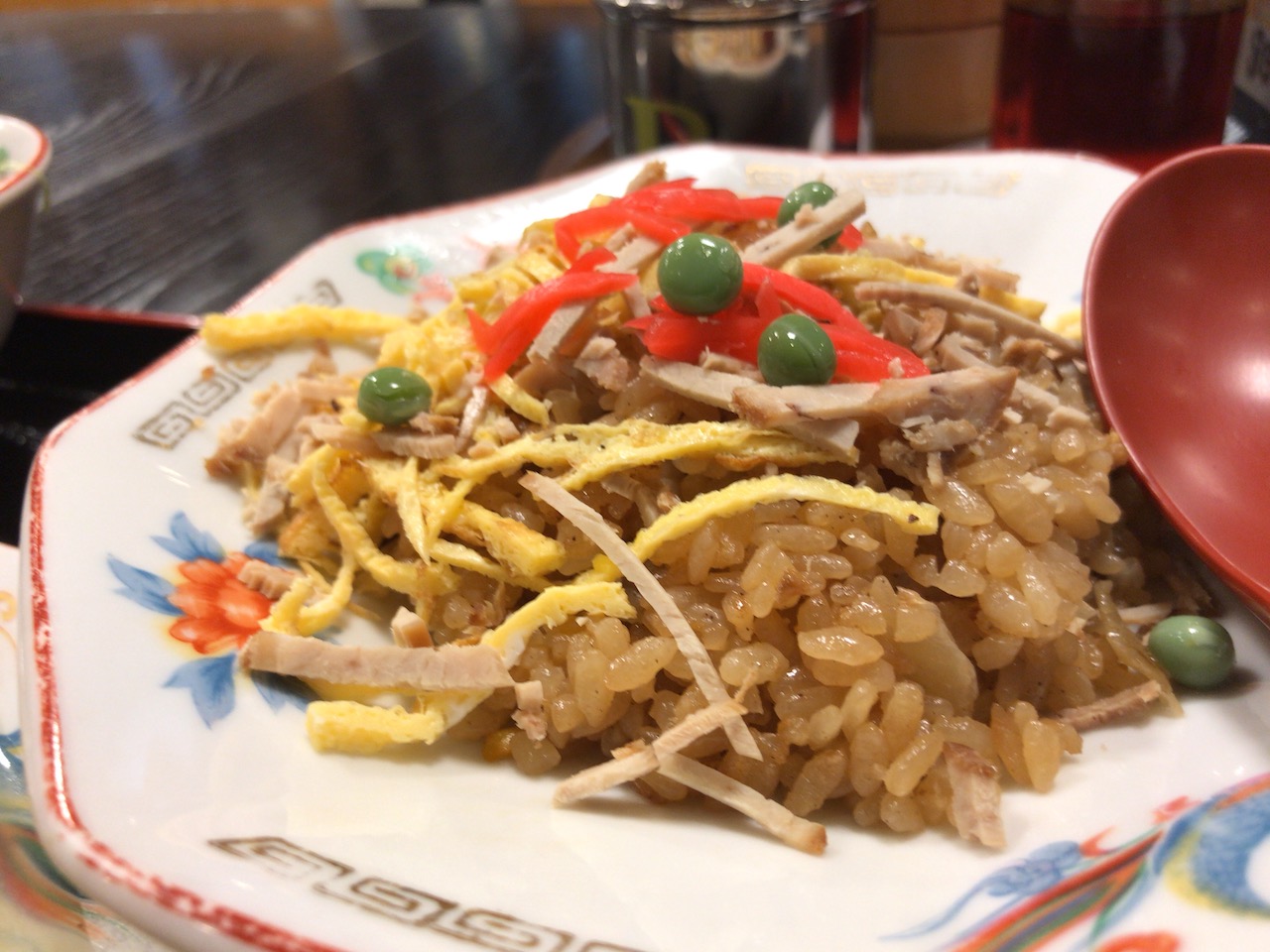 姫路駅東口出てすぐの中華料理屋「飛龍」でランチにサービスセット食べた！クセがすごいんじゃ〜