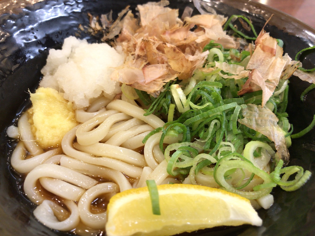 姫路駅ナカのつるまる饂飩（うどん）は具だくさんで安くて美味い！