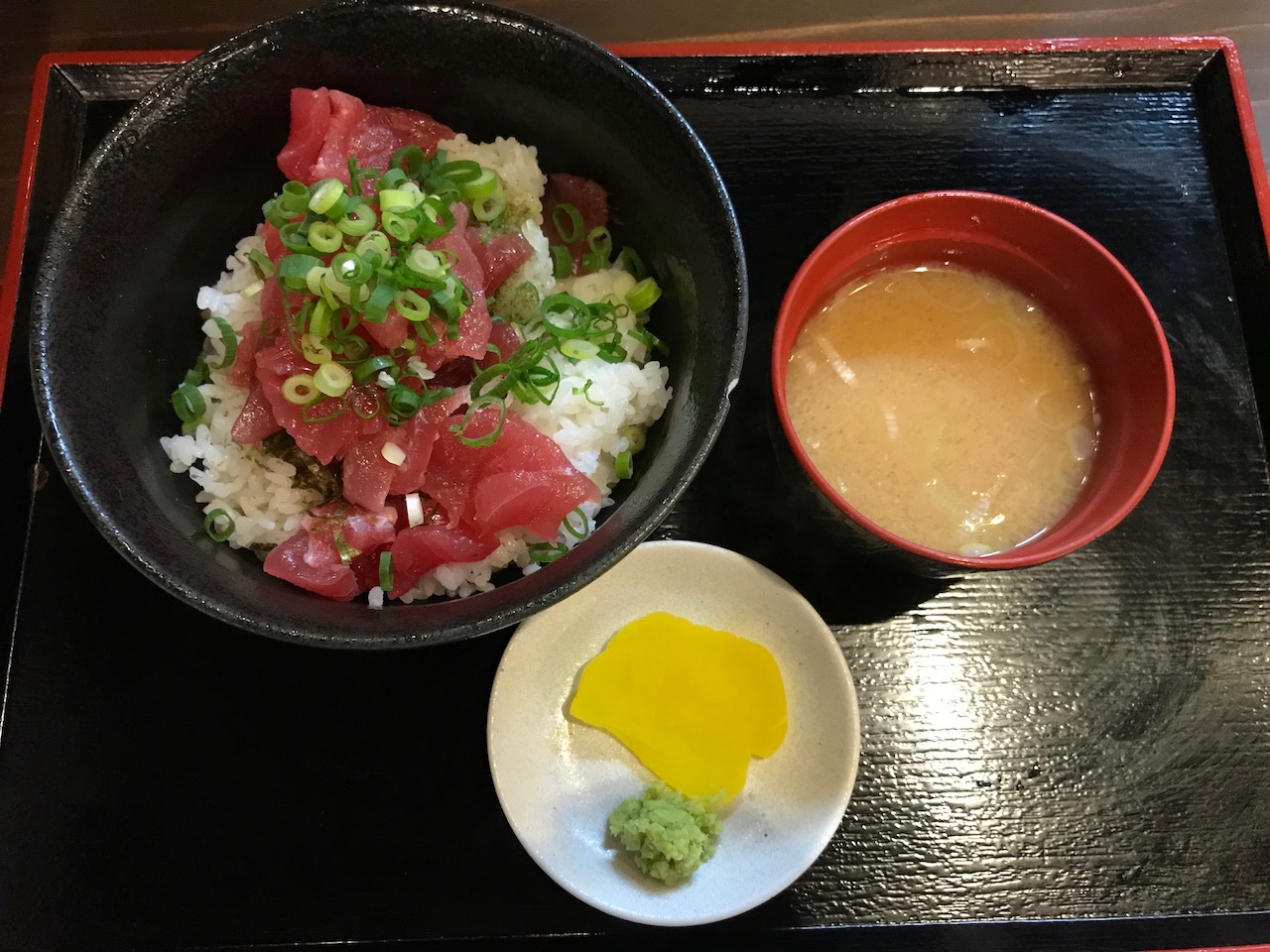 姫路駅前の立ち飲み屋「鶴亀八番」のマグロ丼定食はワンコインランチなのか！？