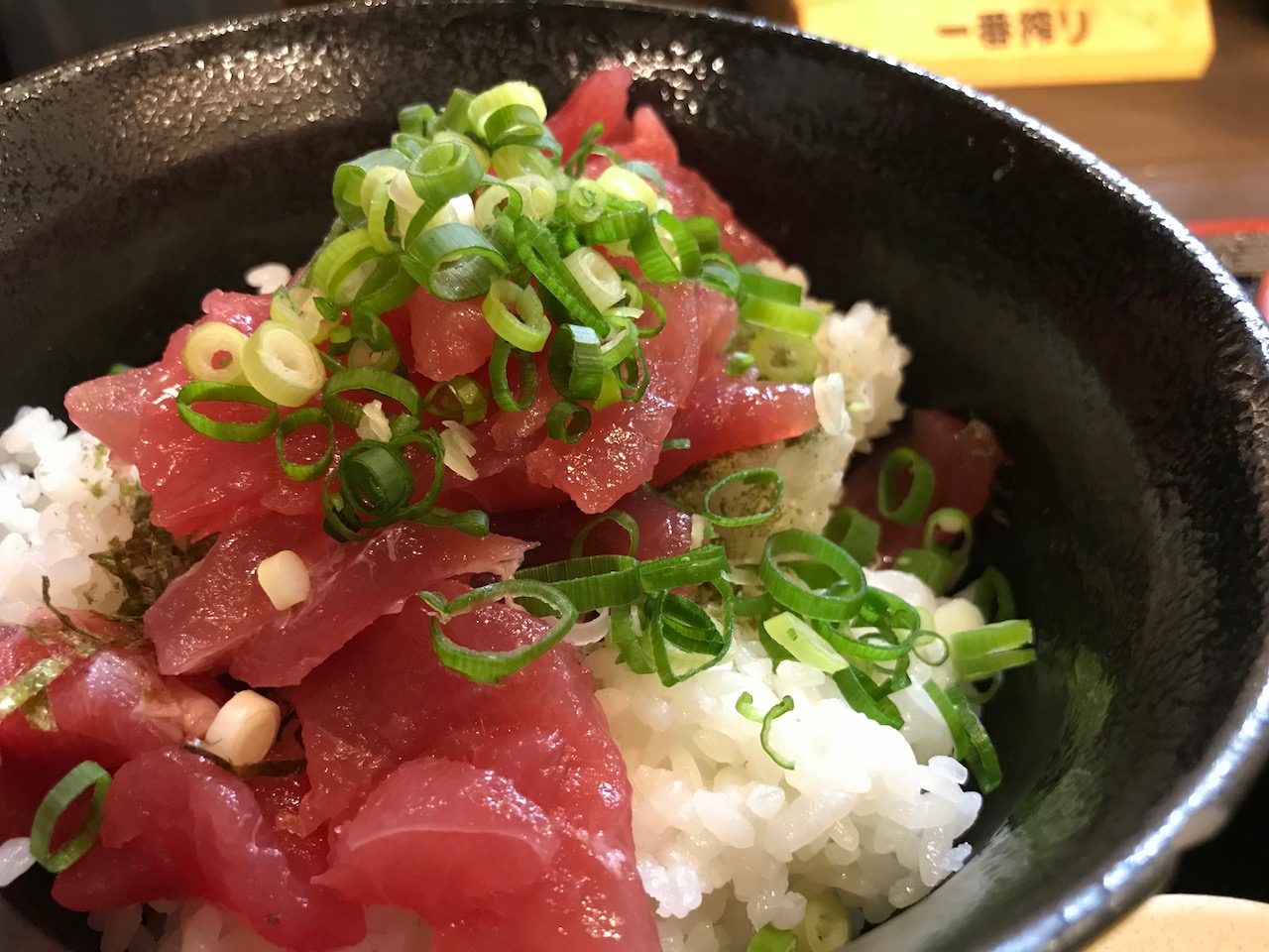 姫路駅前の立ち飲み屋「鶴亀八番」のマグロ丼定食はワンコインランチなのか！？