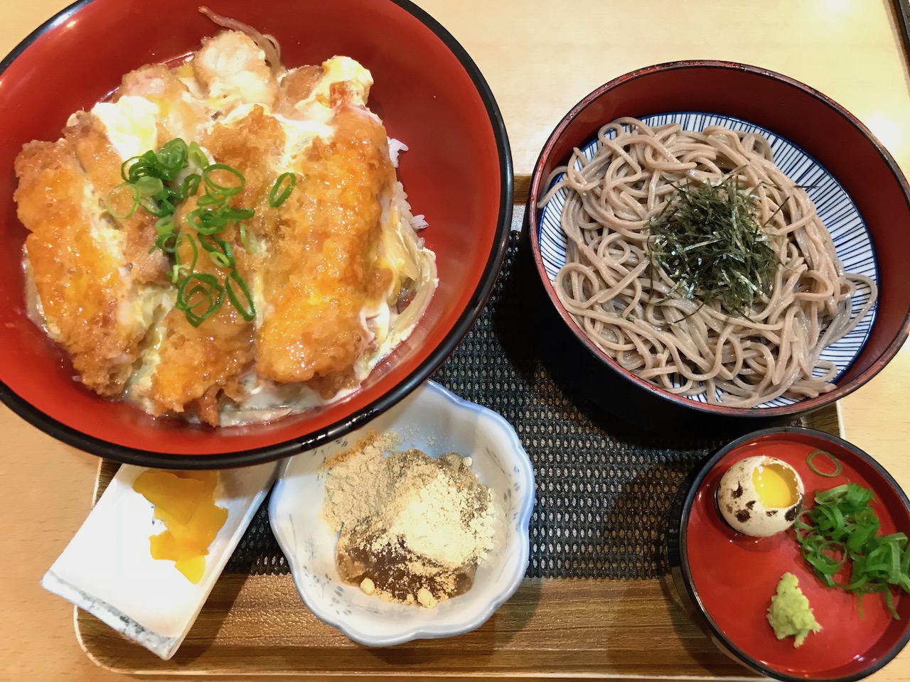 姫路駅前遅めの満腹ランチ！手打ちそばの「やえもん」のそば茶わらびもちがヤバイ！