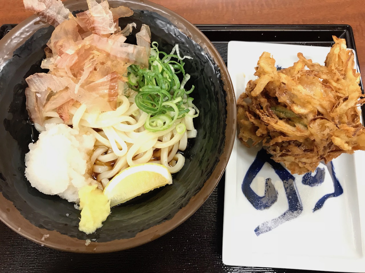 今のところリピート率No.1！姫路駅東口の「つるまる饂飩」が美味い！これがえきそばを越えた駅うどんだ！