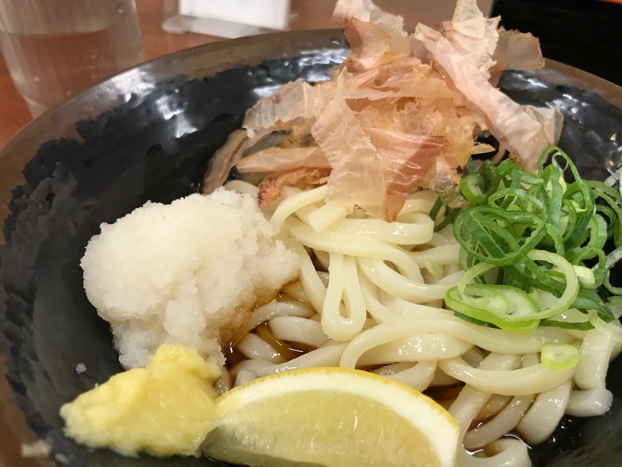 今のところリピート率No.1！姫路駅東口の「つるまる饂飩」が美味い！これがえきそばを越えた駅うどんだ！