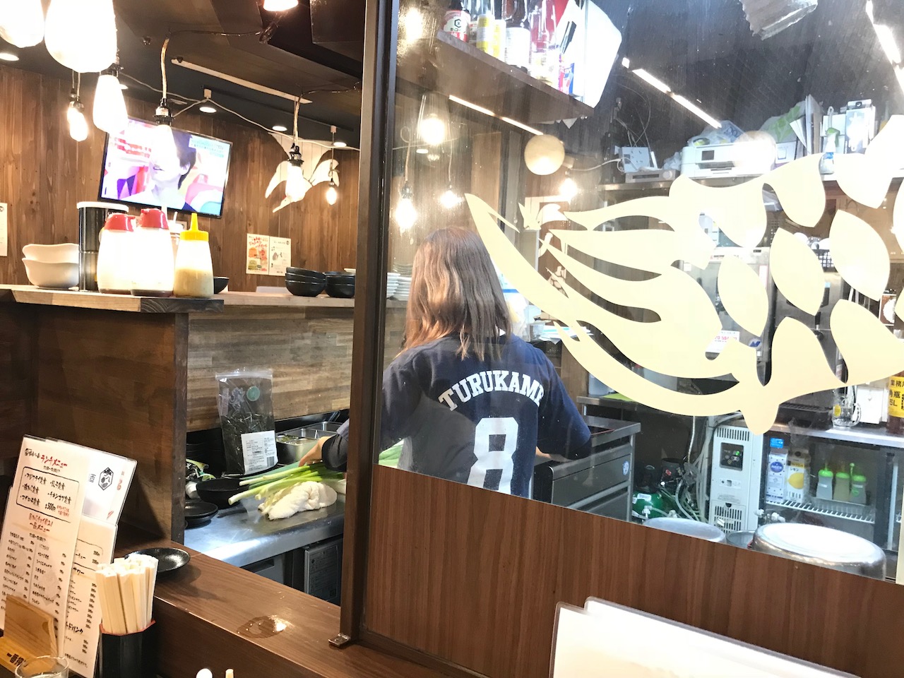 必殺！税抜きワンコイン！立ち飲み居酒屋「鶴亀八番」でチキンカツ定食ランチ食べてきた