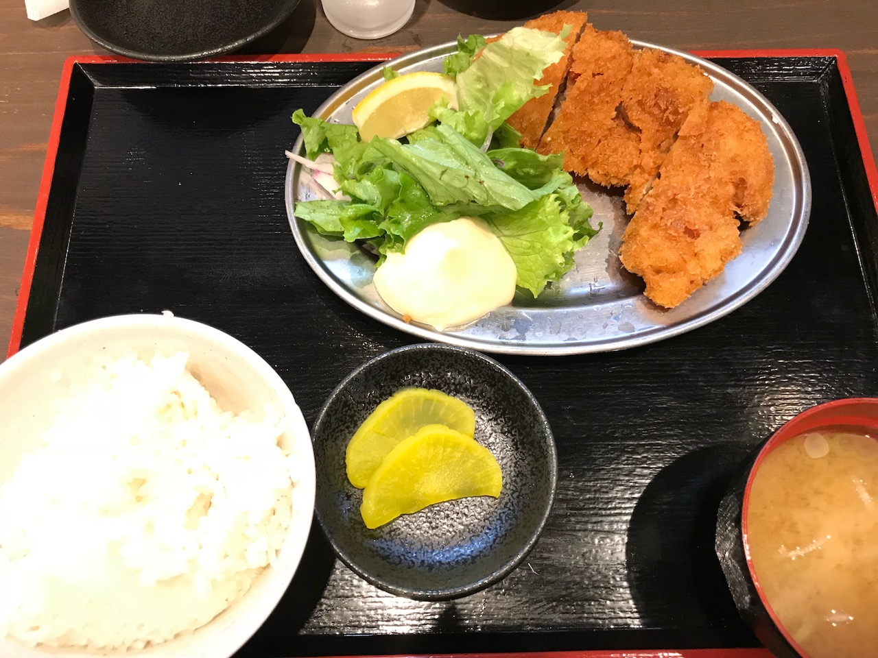 必殺！税抜きワンコイン！立ち飲み居酒屋「鶴亀八番」でチキンカツ定食ランチ食べてきた