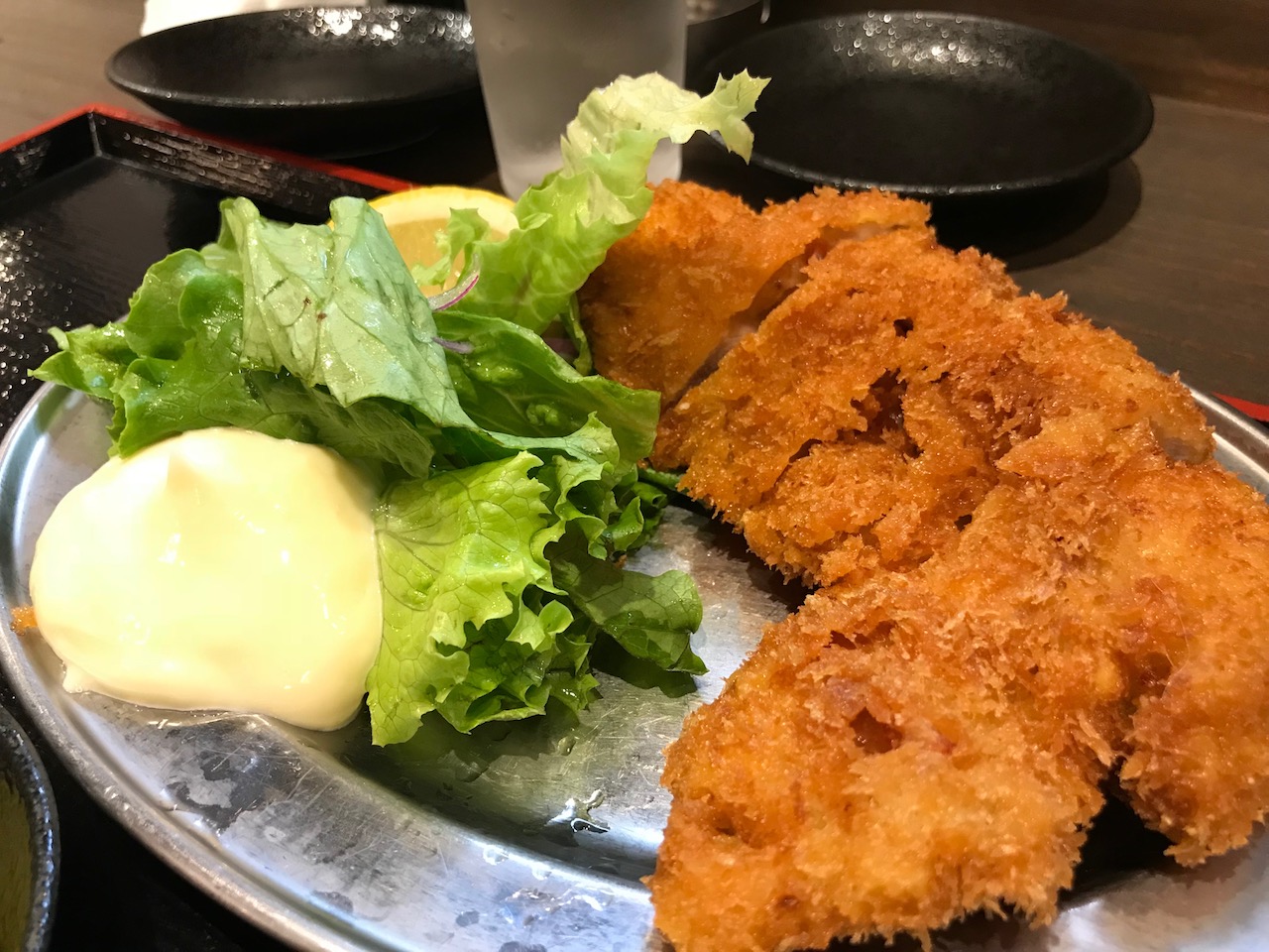 必殺！税抜きワンコイン！立ち飲み居酒屋「鶴亀八番」でチキンカツ定食ランチ食べてきた