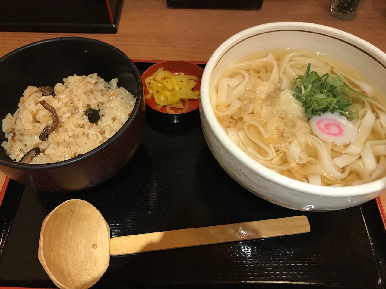 久しぶりのきしめん！姫路駅東口すぐ「都きしめん」で数量限定月替りご飯定食を食べた