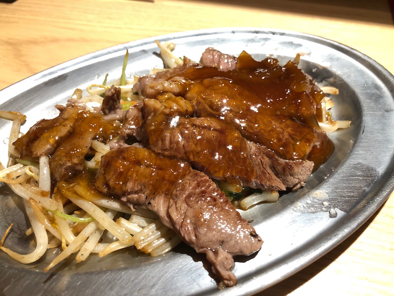 一人で手軽にちょっとだけステーキを食べるなら立ち飲みの卯の助がおすすめ！ビールも安いよ