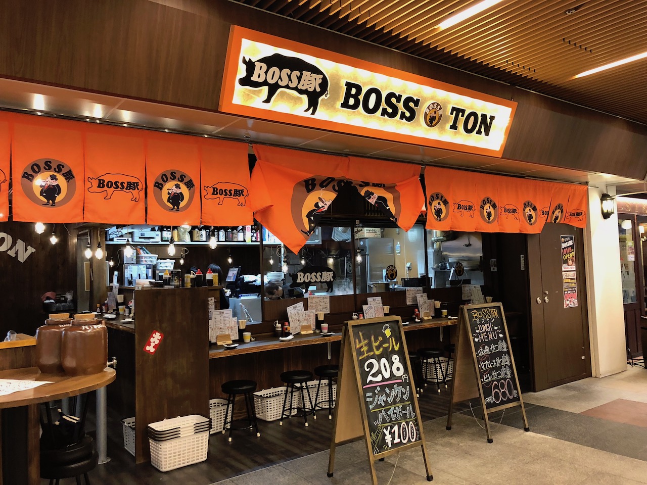 姫路駅前地下のグランフェスタに現れたBOSS豚（ボストン）でランチにヒレカツ定食食べてきた