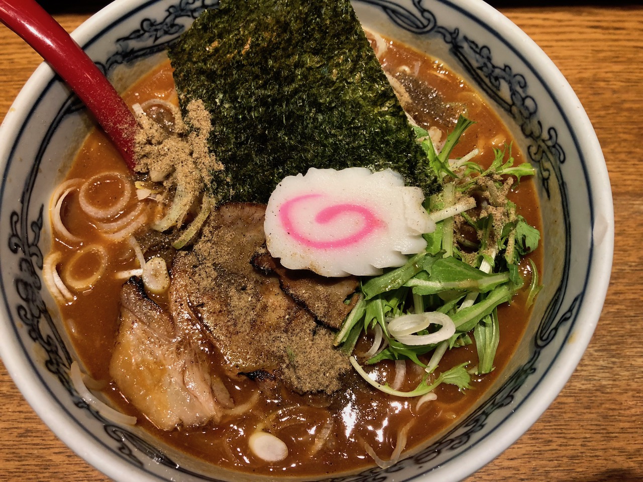 うんま〜！やっぱり姫路駅前のラーメンは六三六で決まりやで！つけ麺もいいけど味噌にぼしラーメンにした