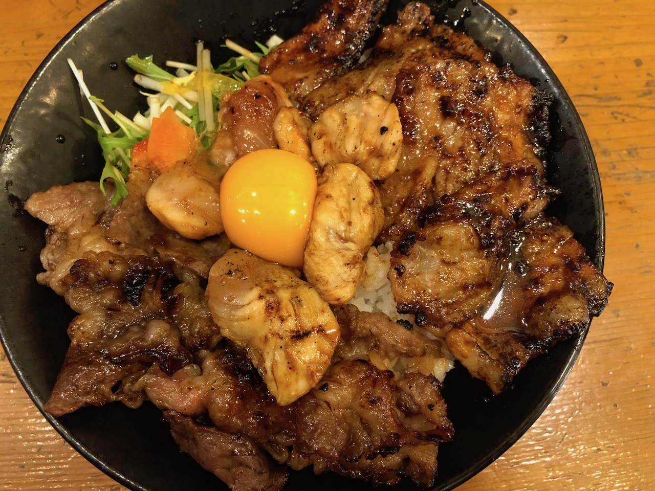 ローストビーフ丼と牛カルビ丼で有名な「すみきち」の全てが詰まった国産三色丼の破壊力がスゴイ！