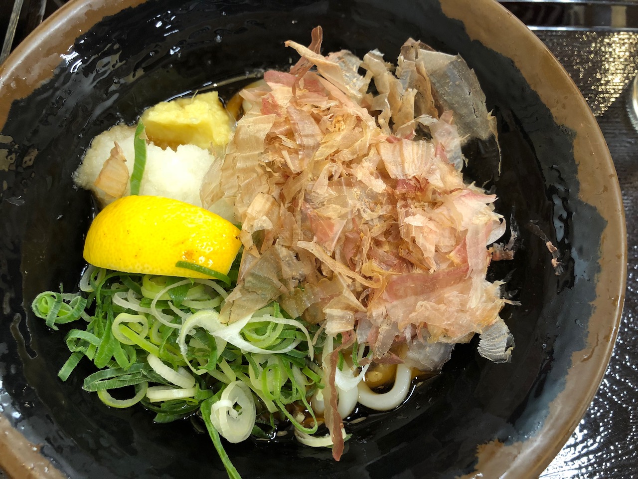 あかん！電車の時間まで20分もある！よし、つるまる饂飩で食べて帰るか！