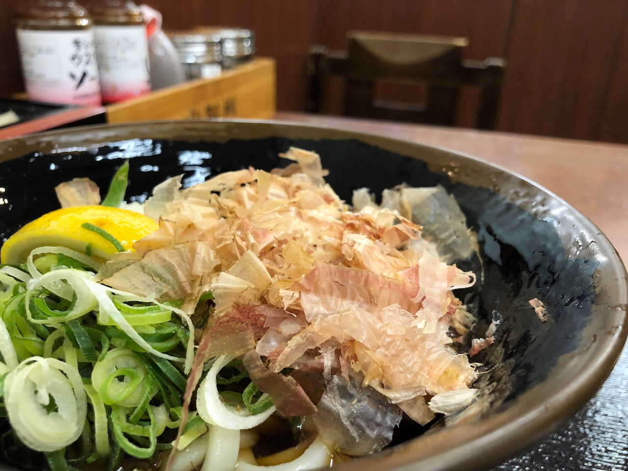 あかん！電車の時間まで20分もある！よし、つるまる饂飩で食べて帰るか！