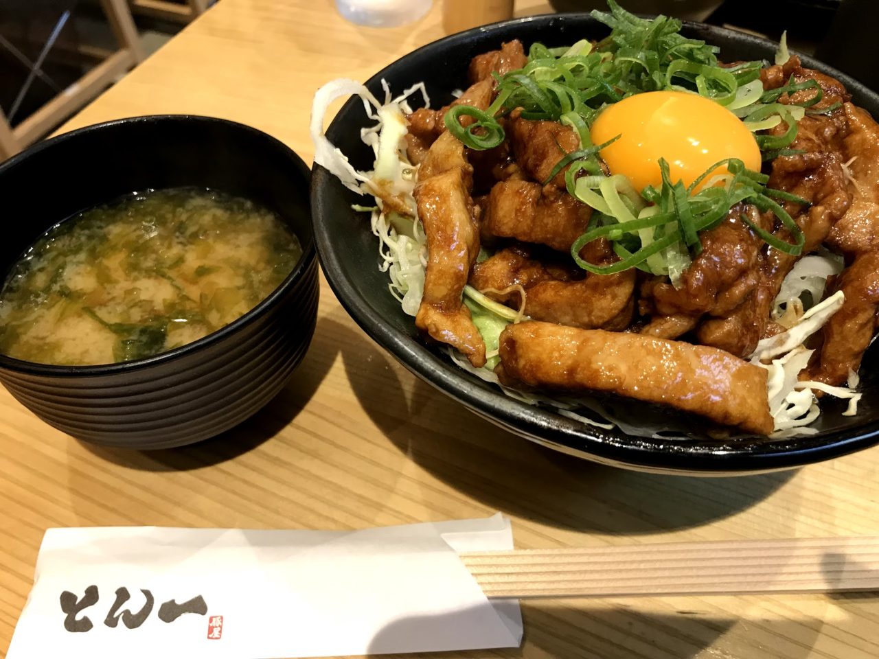 姫路駅前みゆき通り入ってすぐのとんかつ屋さん「とん一（とんいち）」でトンテキ丼を食べてきた