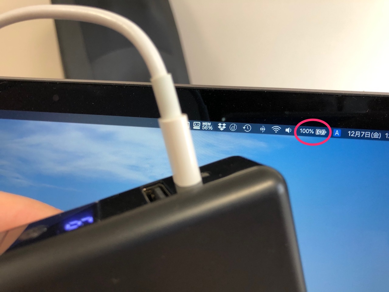 MacBookもiPhoneもiPadもこれ一つで大丈夫！超絶便利なモバイルバッテリーが旅行の荷物を少なくしてくれるぞ！