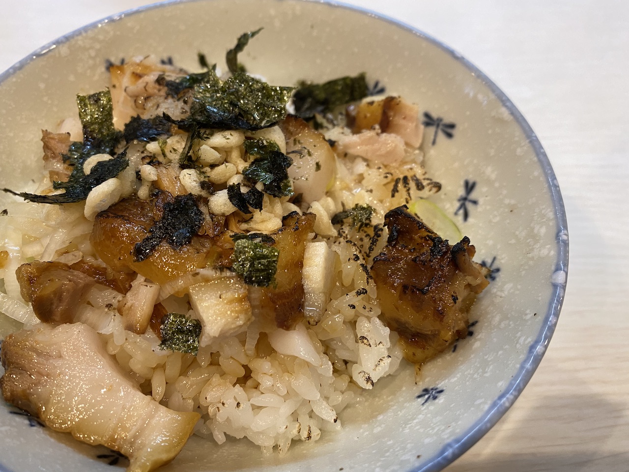 ドカ盛りの丸十で塩豚丼と黒丸とんこつラーメンを食べてきた！気になるお味は、、、