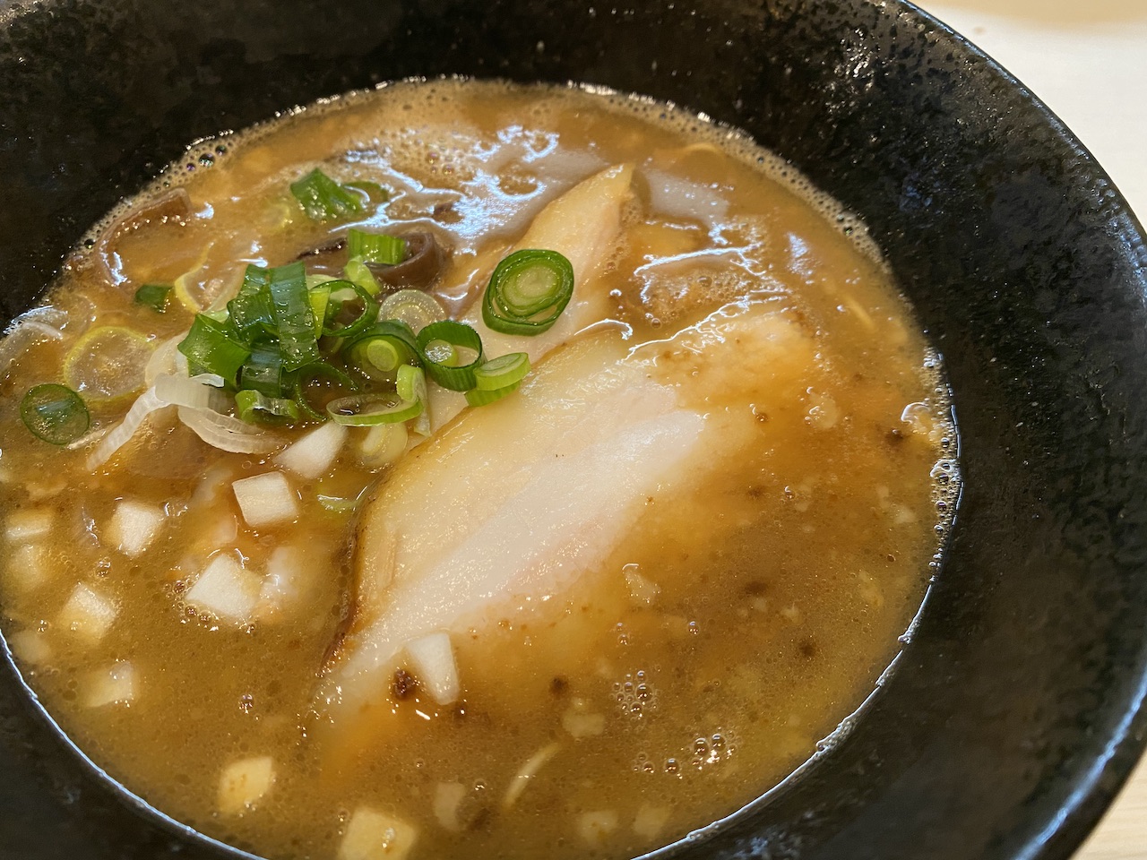 ドカ盛りの丸十で塩豚丼と黒丸とんこつラーメンを食べてきた！気になるお味は、、、