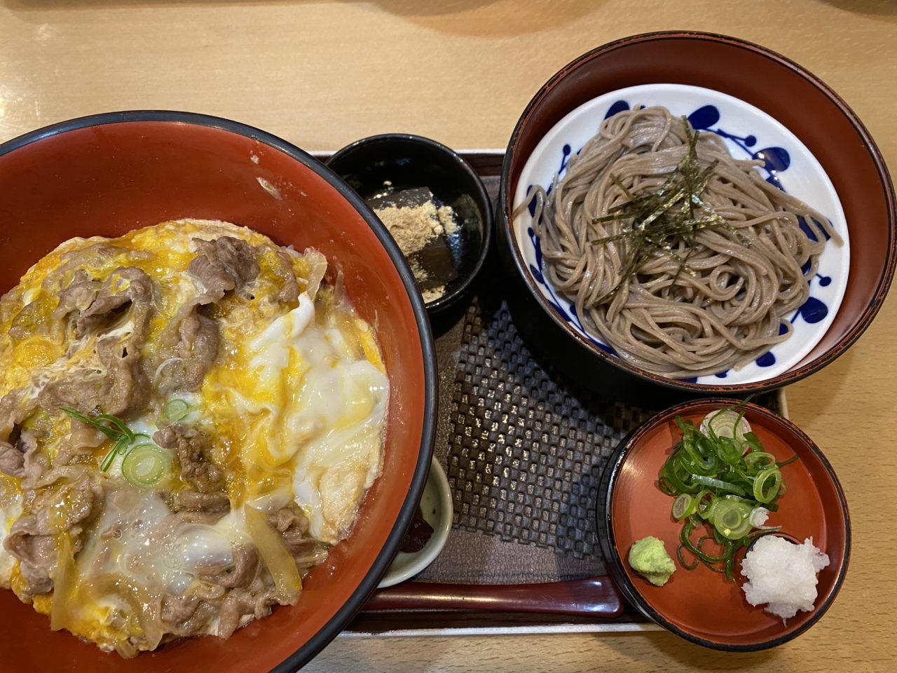 やえもんで牛とじ丼と蕎麦ランチ！蕎麦茶わらびもちがウンマ〜〜〜